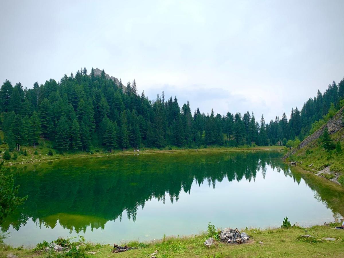 Villa Liqenat Pejë Esterno foto